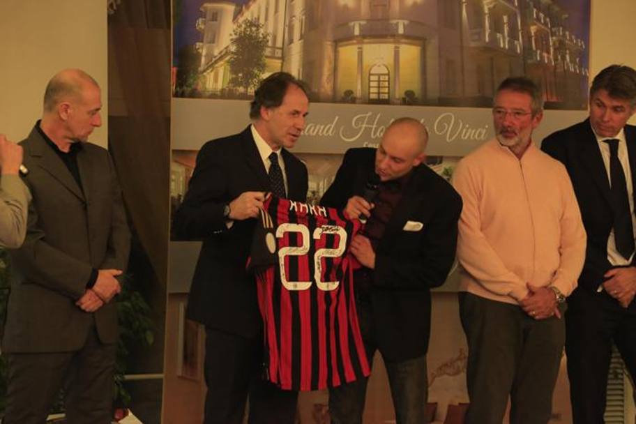 Franco Baresi consegna la maglia di Kak. Bettini